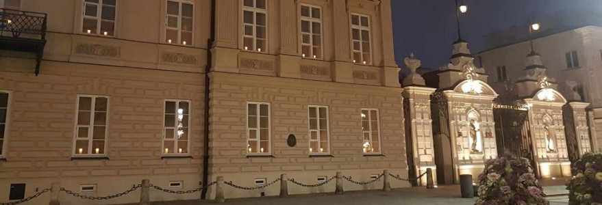Lampki zapalone w oknach Pałacu Czetwertyńskich-Uruskich przy Krakowskim Przedmieściu. Źródło: Wydział Geografii i Studiów Regionalnych UW