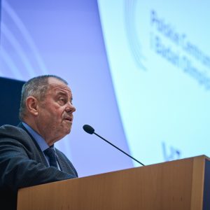 Prof. Alojzy Z. Nowak, rektor UW, podczas otwarcia konferencji inaugurującej rozpoczęcie działalności Polskiego Centrum Studiów i Badań Olimpijskich. Fot. Szymon Sikora