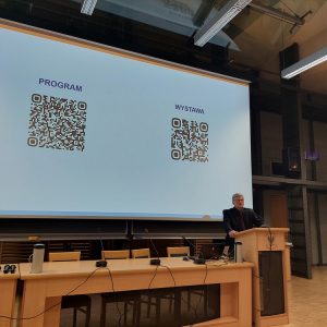 Prof. Zygmunt Lalak, prorektor UW ds. badań podczas sympozjum Centrum Nowych Technologii UW „Od fundamentalnych odkryć do bezpiecznej i zrównoważonej przyszłości”. Fot. Justyna Weber/UW