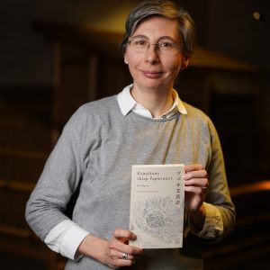Barbara Chmielewska, kierowniczka biblioteki na Wydziale Psychologii UW. Fot. Mirosław Kaźmierczak/UW