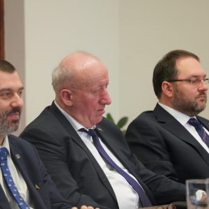 Wizyta delegacji UW w Gruzji. Od lewej: prof. Łukasz Niesiołowski-Spanò, dr David Kolbaia, dr Jarosław Turłukowski. Fot. Tbilisi State University