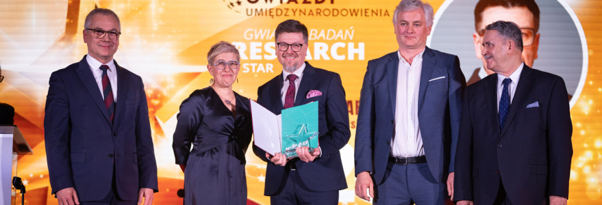 Prof. Paweł Kaczmarczyk z UW jest w gronie laureatów „Gwiazd Umiędzynarodowienia 2024”. Kapituła Nagrody wyróżniła naukowca w kategorii „Gwiazda Badań” Fot. Anita Kot