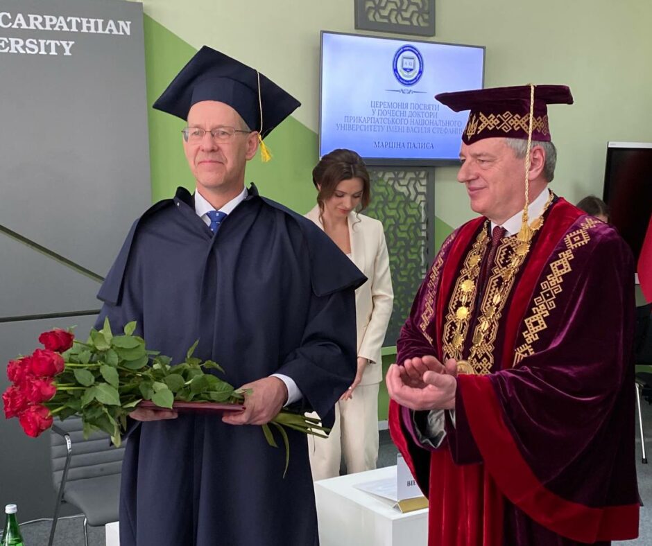 Wręczenie tytułu doktora honoris causa Przykarpackiego Uniwersytetu prof. Marcinowi Pałysowi