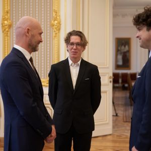 Jacek Sztolcman, kierownik Centrum Współpracy i Dialogu UW, Szymon Hajduk, student Wydziału Medycznego UW, i Marcin Możejko, doktorant w Szkole Doktorskiej Nauk Ścisłych i Przyrodniczych UW. Fot. Mirosław Kaźmierczak/UW