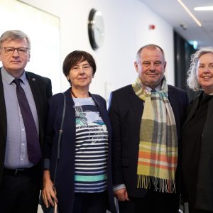 Prof. Zygmunt Lalak, prorektor UW ds. badań, prof. Ewa Bulska, dyrektor CNBCh UW, prof. Alojzy Z. Nowak, rektor UW, dr Linda Doyle, prezydent i dyrektor administracyjna Trinity College Dublin, przewodnicząca LERU. Fot. Mirosław Kaźmierczak/UW