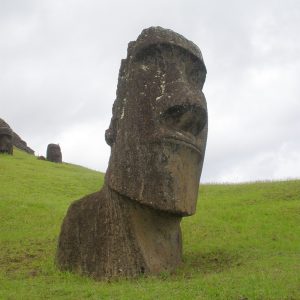 Posągi moai na Wyspie Wielkanocnej. Fot. Rafał Wieczorek/UW