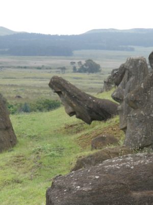 Posągi moai na Wyspie Wielkanocnej. Fot. Rafał Wieczorek