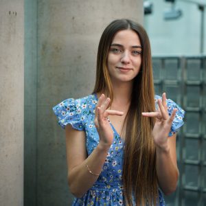 Adrianna Glegoła, doktorantka Szkoły Doktorskiej Nauk Humanistycznych UW oraz studentka na kierunku filologia polskiego języka migowego w kolejnym odcinku z cyklu Czytaj z UW. Fot. Mirosław Kaźmierczak/UW