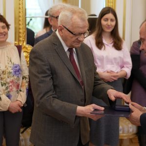 Uroczystość wręczenia Medali Uniwersytetu Warszawskiego prof. Karolowi Krzyżewskiemu oraz prof. Zbigniewowi Semadeni. Fot. Biuro Promocji