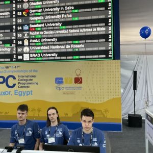 Drużyny UW podczas finałowe 46. i 47. Akademickich Mistrzostw Świata w Programowaniu Zespołowym (The 2023 ICPC World Finals). Fot. MIM UW