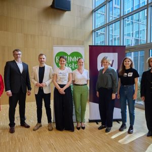 Dr Anna Buncler, organizatorka wydarzenia, prof. Robert Małecki, dziekan Wydziału Neofilologii UW, i uczestnicy V Dnia Wegańskiego na UW. Fot. Krystian Szczęsny/UW