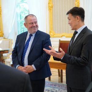 Prof. Alojzy Z. Nowak, rektor UW oraz dr Sayabek Sakhiyev, dyrektor generalny Instytutu Fizyki Jądrowej w Ałmatach. Fot. Biuro Promocji UW