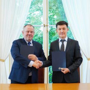Prof. Alojzy Z. Nowak, rektor UW oraz dr Sayabek Sakhiyev, dyrektor generalny Instytutu Fizyki Jądrowej w Ałmatach. Fot. Biuro Promocji UW