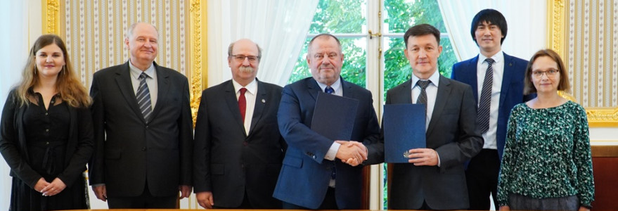 Podpisanie porozumienia o współpracy z Instytutem Fizyki Jądrowej w Ałmatach. Fot. Biuro Promocji UW