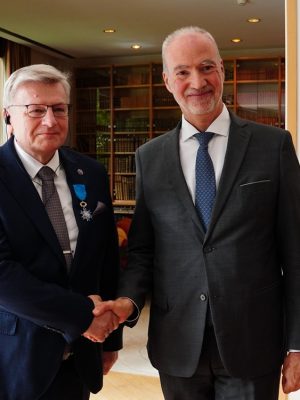 Wręczenie Narodowego Orderu Zasługi w randze kawalera prof. Zygmuntowi Lalakowi. Źródło: Ambasada Francji w Polsce
