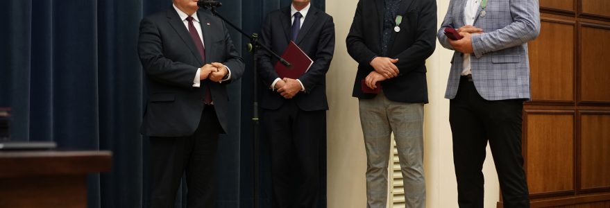 Wręczenie medali bohaterskim strażnikom UW. Fot. Mirosław Kaźmierczak/UW