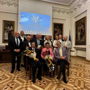 Laureaci (prof. Ewdoksia Papuci-Władyka, prof. Kazuhiko Sawada, prof. Marc-André Selosse), rektor UW prof. Alojzy Z. Nowak, doradca Prezydenta RP Tadeusz Deszkiewicz, wiceprezes polskiego oddziału The Explorers Club Marcin Jamkowski oraz członkowie Kapituły. Fot. Barbara Szymańska