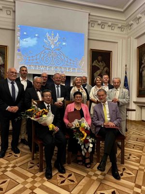 Laureaci (prof. Ewdoksia Papuci-Władyka, prof. Kazuhiko Sawada, prof. Marc-André Selosse), rektor UW prof. Alojzy Z. Nowak, doradca Prezydenta RP Tadeusz Deszkiewicz, wiceprezes polskiego oddziału The Explorers Club Marcin Jamkowski oraz członkowie Kapituły. Fot. Barbara Szymańska