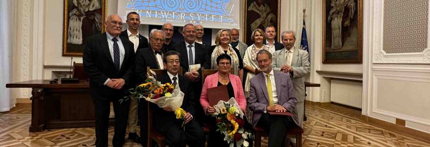 Laureaci (prof. Ewdoksia Papuci-Władyka, prof. Kazuhiko Sawada, prof. Marc-André Selosse), rektor UW prof. Alojzy Z. Nowak, doradca Prezydenta RP Tadeusz Deszkiewicz, wiceprezes polskiego oddziału The Explorers Club Marcin Jamkowski oraz członkowie Kapituły. Fot. Barbara Szymańska