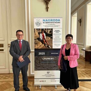 Prof. Ewdoksia Papuci-Władyka z dyrektorem CAŚ UW prof. Arturem Obłuskim. Fot. Barbara Szymańska
