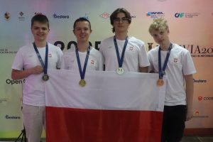 Medaliści XXXVII Międzynarodowej Olimpiady Informatycznej w Boliwii. Od lewej: Jerzy Olkowski, Michał Wolny, Franciszek Szymula, Artur Smoleński. Źródło: oi.edu.pl