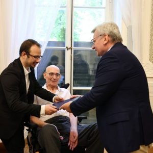 Uroczystość wręczenia certyfikatu prof. Jerzemu Madejowi. Fot. Krystian Szczęsny/UW
