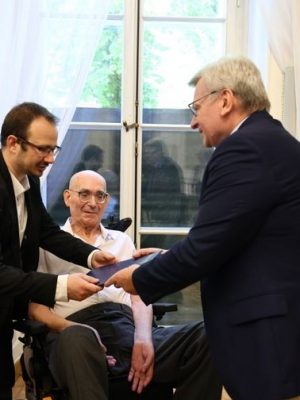 Uroczystość wręczenia certyfikatu prof. Jerzemu Madejowi. Fot. Krystian Szczęsny/UW
