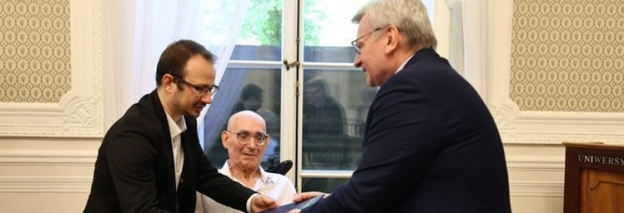 Uroczystość wręczenia certyfikatu prof. Jerzemu Madejowi. Fot. Krystian Szczęsny/UW