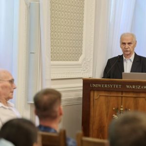 Uroczystość wręczenia certyfikatu prof. Jerzemu Madejowi. Fot. Krystian Szczęsny/UW