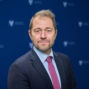 Gilles Badot, dyrektor Departamentu Finansowania Sektora Publicznego EBI, podczas konferencji na temat roli innowacji w kształtowaniu przyszłości szkolnictwa wyższego. Fot. Krystian Szczęsny/UW