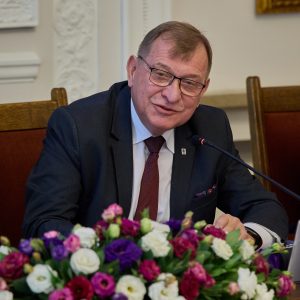Prof. Jerzy Lis, rektor Akademii Górniczo-Hutniczej im. Stanisława Staszica w Krakowie, podczas konferencji o roli innowacji w kształtowaniu przyszłości szkolnictwa wyższego. Fot. Krystian Szczęsny/UW