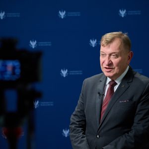 Prof. Jerzy Lis, rektor Akademii Górniczo-Hutniczej im. Stanisława Staszica w Krakowie, podczas konferencji na temat roli innowacji w kształtowaniu przyszłości szkolnictwa wyższego. Fot. Krystian Szczęsny/UW