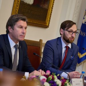 Robert Grey, kanclerz UW, i Paweł Paszczyk, ekspert ds. finansowania szkolnictwa wyższego z EBI, podczas konferencji o roli innowacji w kształtowaniu przyszłości szkolnictwa wyższego. Fot. Krystian Szczęsny/UW
