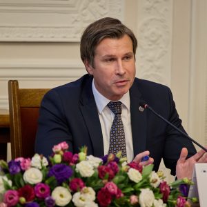 Robert Grey, kanclerz UW, podczas konferencji o roli innowacji w kształtowaniu przyszłości szkolnictwa wyższego. Fot. Krystian Szczęsny/UW