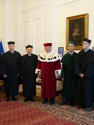 Uroczystość odnowienia doktoratów prof. Andrzeja Kruszewskiego, prof. Marcina Kubiaka i prof. Kazimierza Stępnia. Fot. Mirosław Kaźmierczak/UW