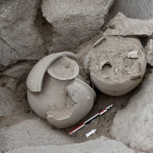 Dwa pochówki urnowe z 7 wieku p.n.e. znalezione w jednej z skalnych nisz podczas badań w 2025 roku. Fot. Adrian Chlebowski/CAŚ UW