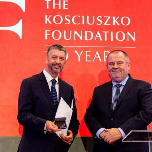Prof. Alojzy Z. Nowak, rektor UW, wręcza Medal Uniwersytetu Warszawskiego Fundacji Kościuszkowskiej. Źródło: kfpoland.org
