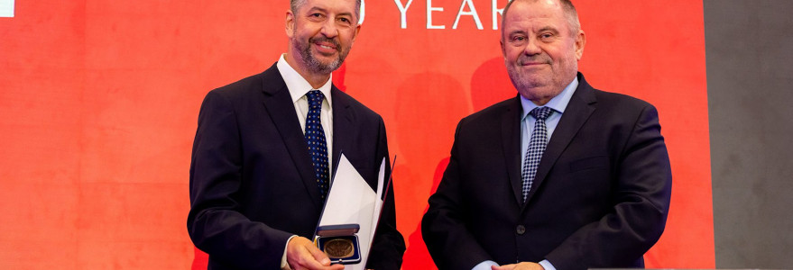Prof. Alojzy Z. Nowak, rektor UW, wręcza Medal Uniwersytetu Warszawskiego Fundacji Kościuszkowskiej. Źródło: kfpoland.org