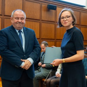 Dr Aleksandra Jackiewicz odbiera Nagrodę Dydaktyczną Rektora UW. Fot. Mirosław Kaźmierczak/UW