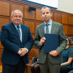 Dr Paweł Nowakowski odbiera Nagrodę Dydaktyczną Rektora UW. Fot. Mirosław Kaźmierczak/UW