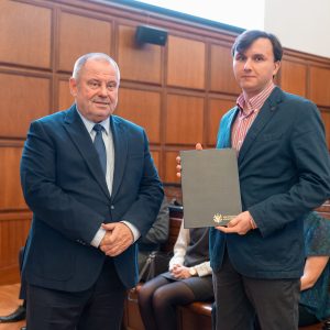 Dr Maksym Łaszewski odbiera Nagrodę Dydaktyczną Rektora UW. Fot. Mirosław Kaźmierczak/UW