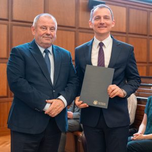 Prof. Wojciech Gagatek odbiera Nagrodę Dydaktyczną Rektora UW. Fot. Mirosław Kaźmierczak/UW