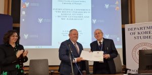 Wręczenie Medalu UW prof. Romualdowi Huszczy. Źródło: WKAiA UW