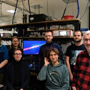 Zespół z Wydziału Fizyki i Centrum Nowych Technologii UW, który stworzył kwantową antenę. Fot. Tomasz Prokop/UW