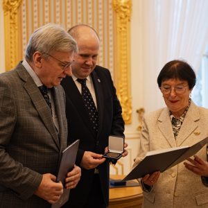 Wręczenie medali UW. Fot. UW