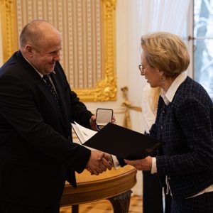 Wręczenie medali UW. Fot. UW