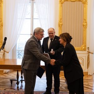 Wręczenie medali UW. Fot. UW