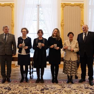 Wręczenie medali UW. Fot. UW