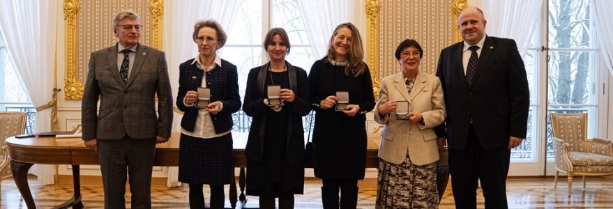 Wręczenie medali UW. Fot. UW