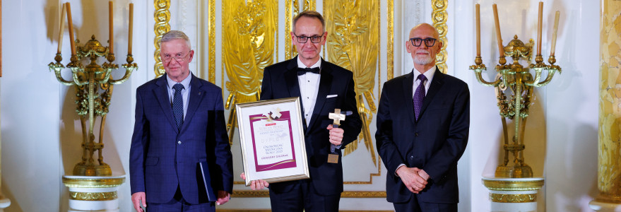 Gen. broni prof. Grzegorz Gielerak, dyrektor Wojskowego Instytutu Medycznego – Państwowego Instytutu Badawczego, został uhonorowany tytułem Osobowość Roku 2025 w prestiżowym konkursie Sukces Roku w Ochronie Zdrowia – Liderzy Medycyny. Źródło: termedia.pl